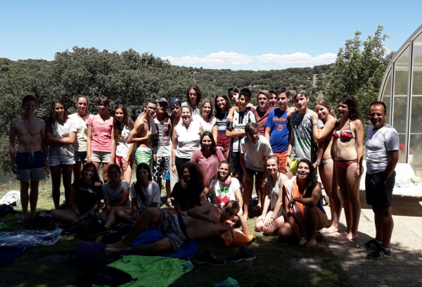 La concejalía de juventud visita a los jóvenes en el campamento