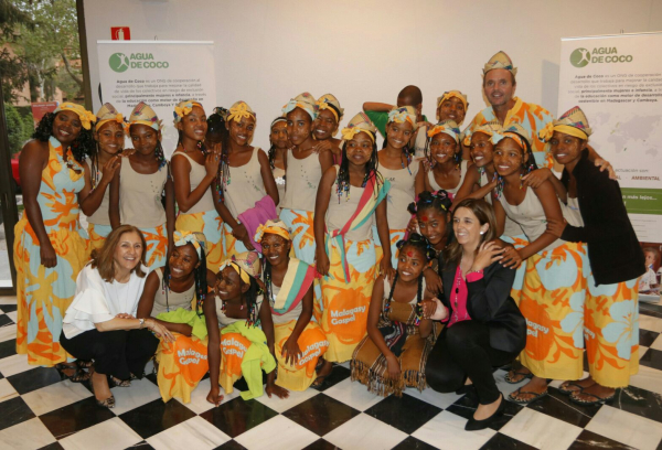 La concejal de Juventud y la de Familia junto al coro Malagasy